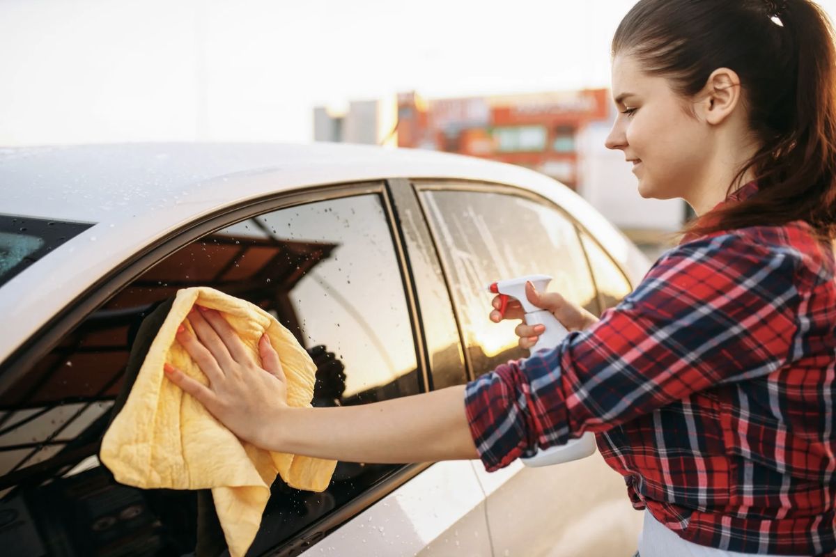 Perché spruzzare aceto sui vetri dell’auto: il trucco che fa la differenza