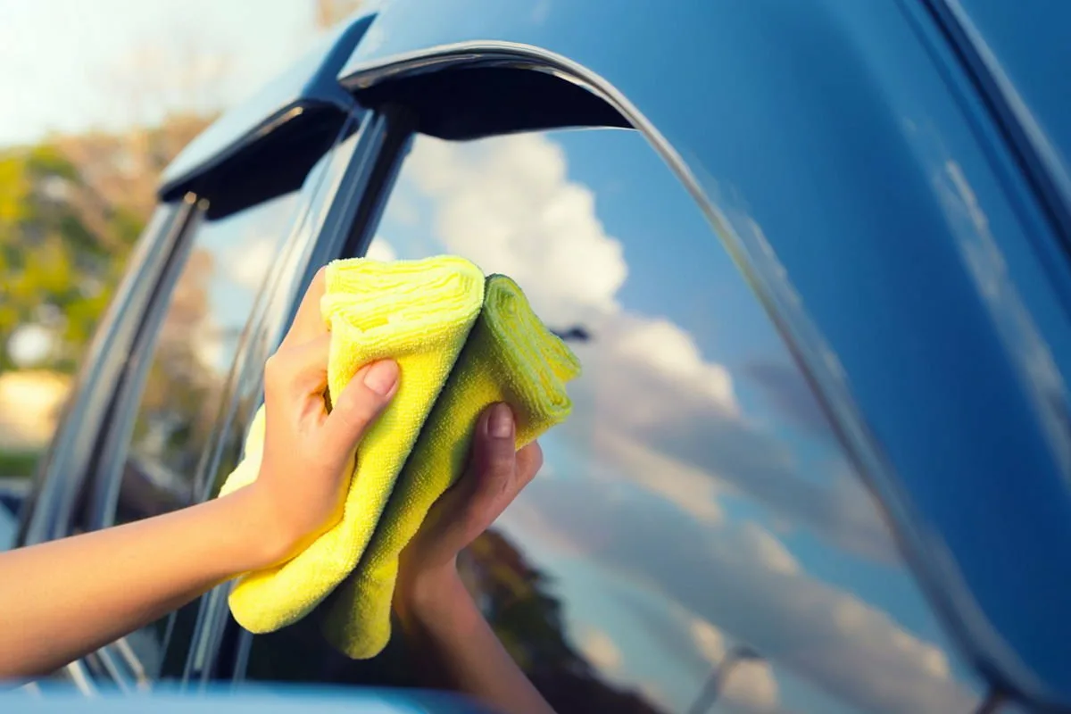 Perché spruzzare aceto sui vetri dell’auto: il trucco che fa la differenza