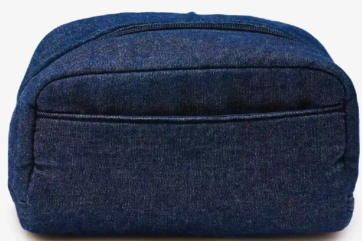 Cucito in casa: come trasformare vecchi jeans in una borsa moderna e trendy