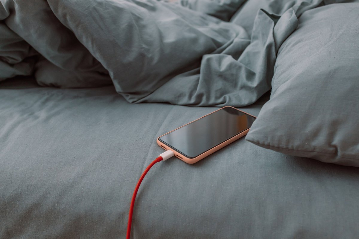 Perché non dovresti caricare il cellulare vicino al letto e cosa significa