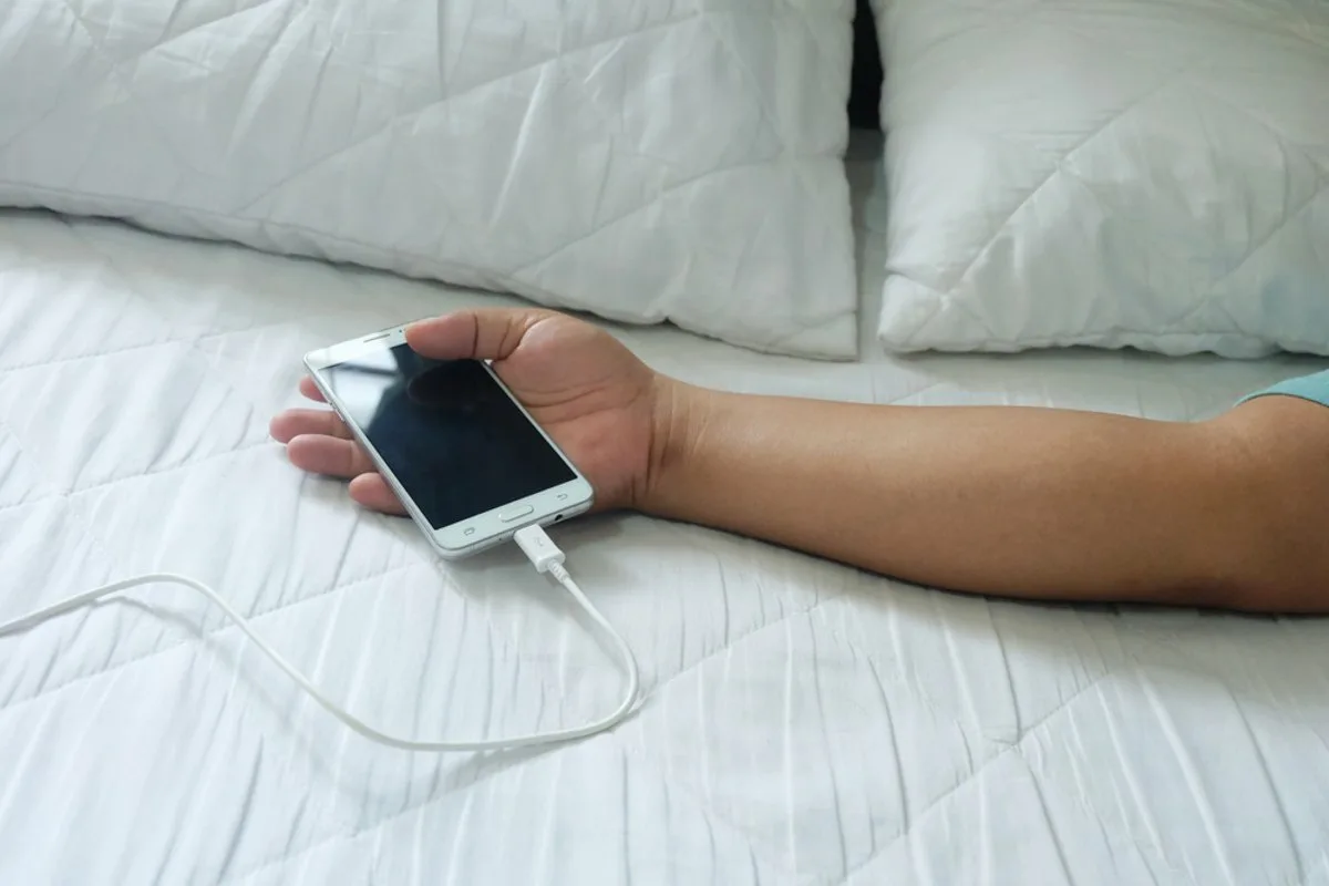 Perché non dovresti caricare il cellulare vicino al letto e cosa significa