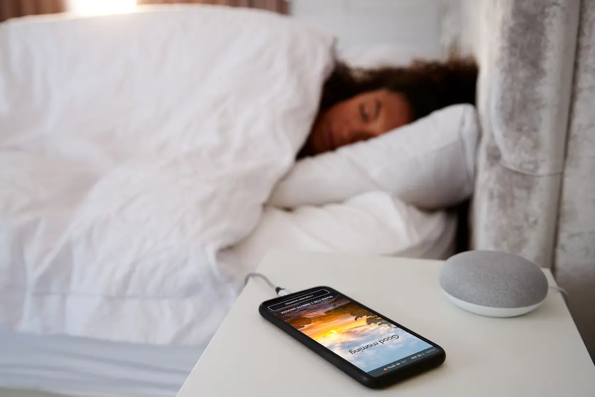 Perché non dovresti caricare il cellulare vicino al letto e cosa significa