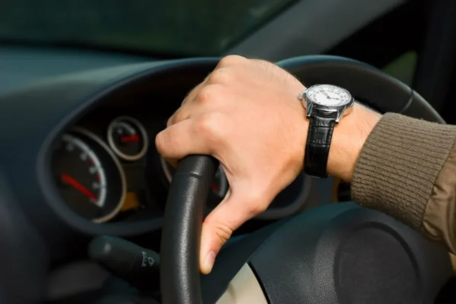 Perché Non Dovresti Mai Tenere le Mani a Ore 12 al Volante: Segreti di Sicurezza