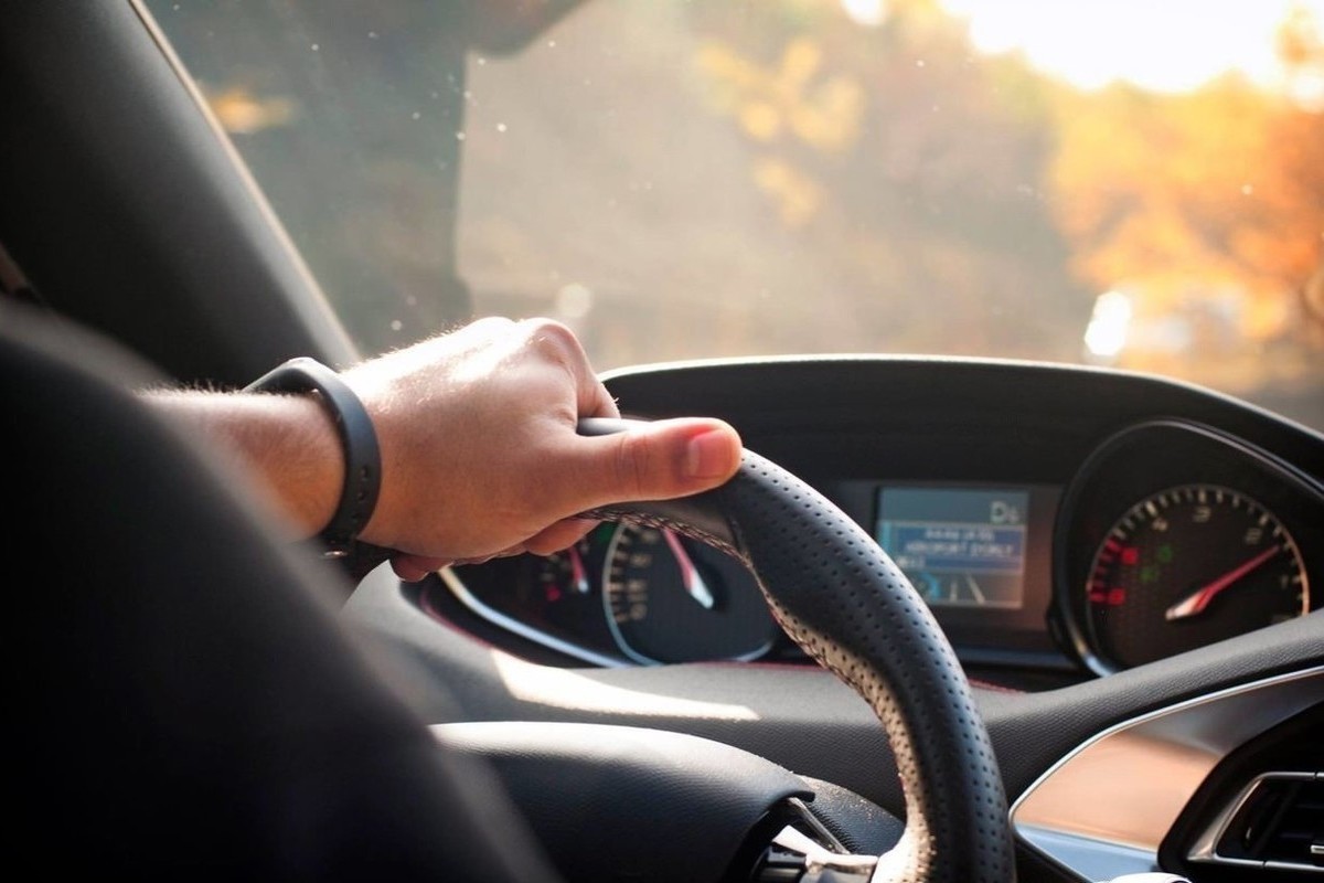 Perché Non Dovresti Mai Tenere le Mani a Ore 12 al Volante: Segreti di Sicurezza