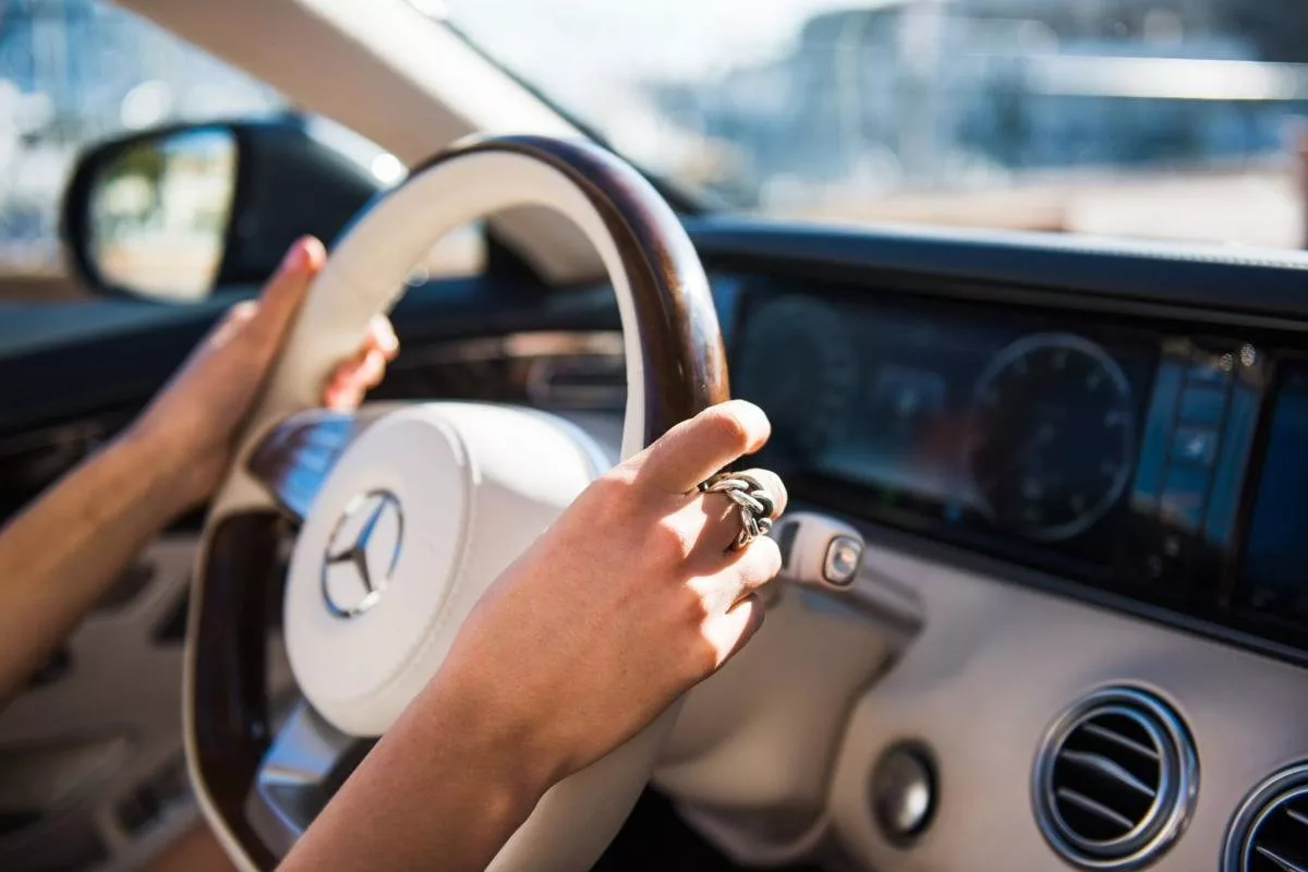 Perché Non Dovresti Mai Tenere le Mani a Ore 12 al Volante: Segreti di Sicurezza