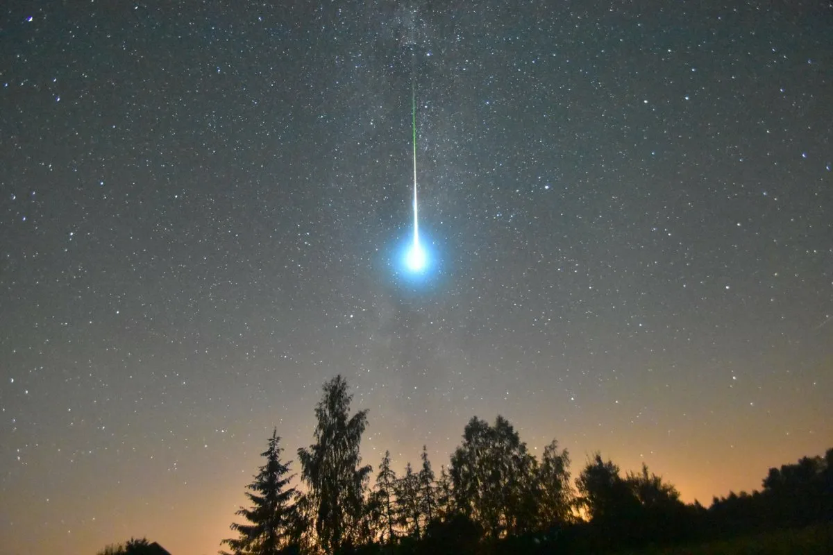 Sfera di buio, il fenomeno astronomico che illumina il cielo notturno in modo inaspettato