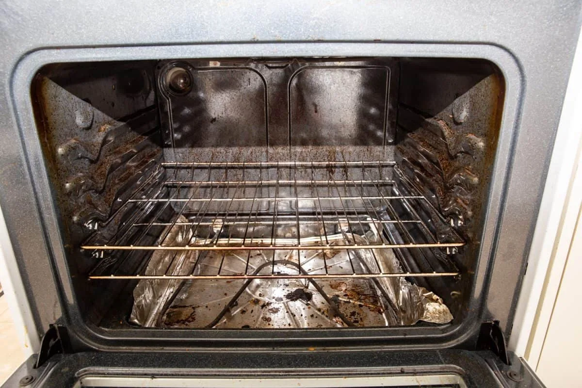 Pulizia del forno senza fatica: 2 trucchi casalinghi infallibili con il limone