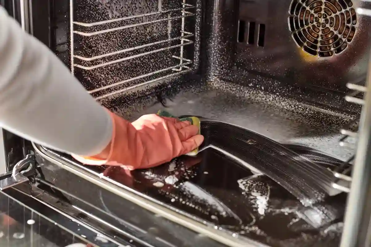 Pulizia del forno senza fatica: 2 trucchi casalinghi infallibili con il limone