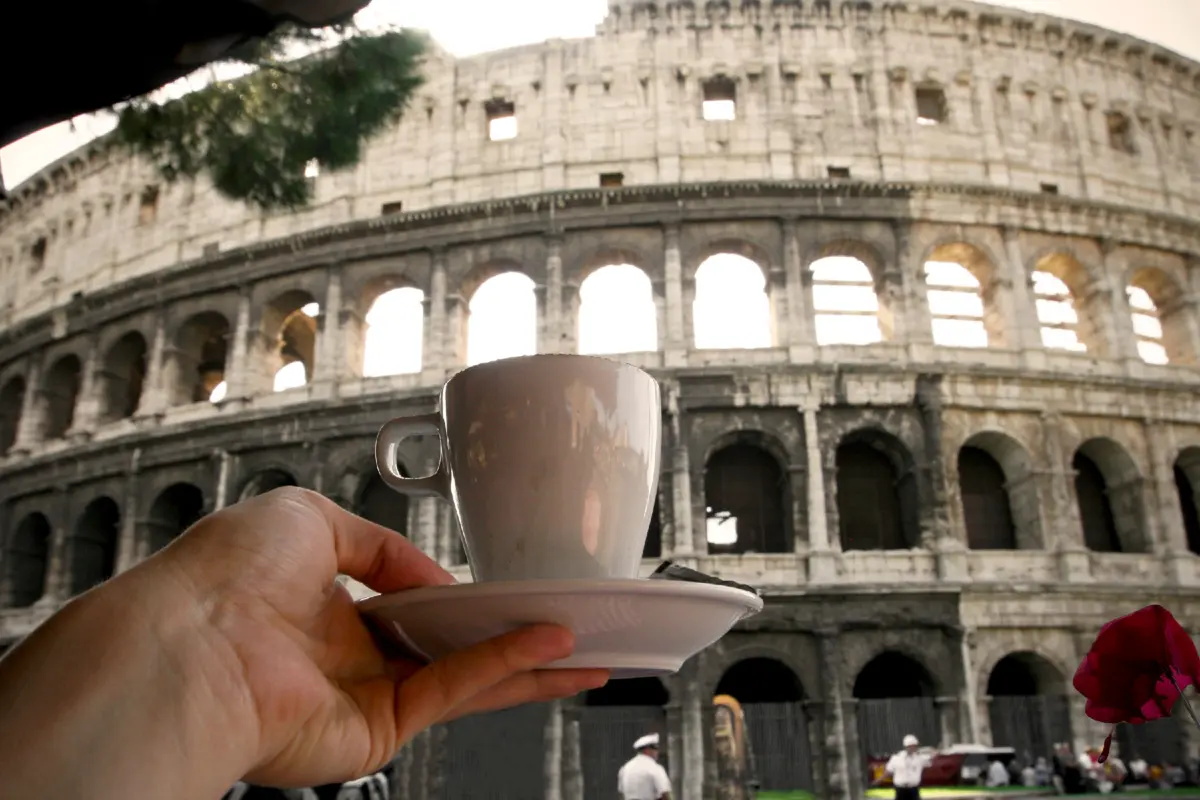 5 Abitudini Italiane Sorprendenti che Conquistano i Turisti